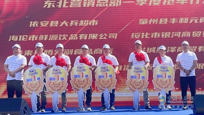 双向奔赴 携手共进 37台奥铃M卡成功交付伊利安慕希
