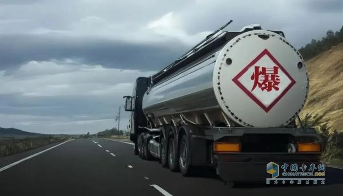 油罐车：多功能液体物质储存与运输工具