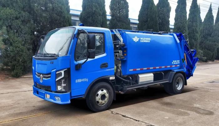 五征纯电动压缩式垃圾车：6方大容积，出入自如，收运高效