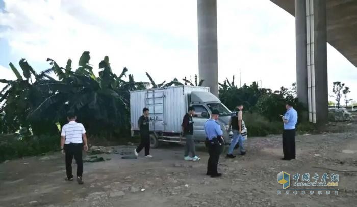 广东东莞查获一非法“黑危化品车”及时消除安全隐患