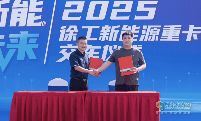 绿潮涌动、“碳”索未来！徐工新能源牵引车批量交付河南