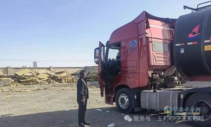 甘肃玉门市整治危化品车辆乱停乱放违法行为