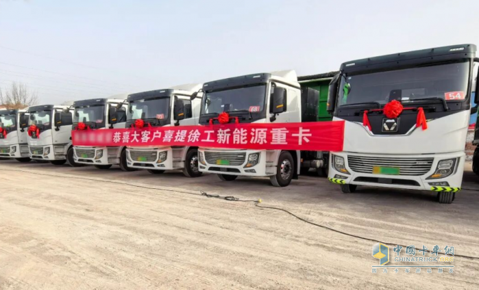 向新而动、震撼开篇！徐工新能源重卡多地批量交付