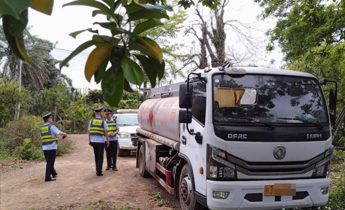 广东湛江查获一危化品车辆无证运输