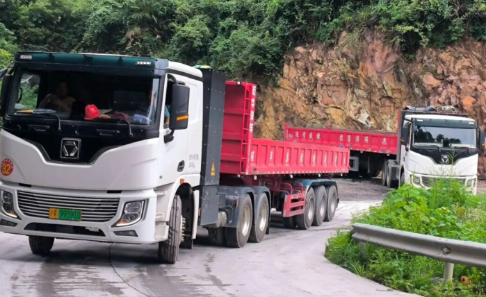 短倒利器！徐工400度6×4标载版牵引车为何备受客户青睐？