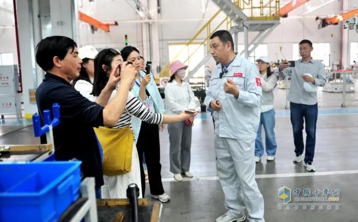 百家媒体探访东风股份智能工厂 见证“东风智造”硬实力