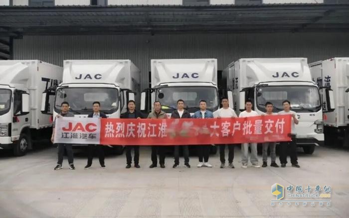 江淮1卡10月交车图鉴:多城批量交付,硬核实力赢得用户认可