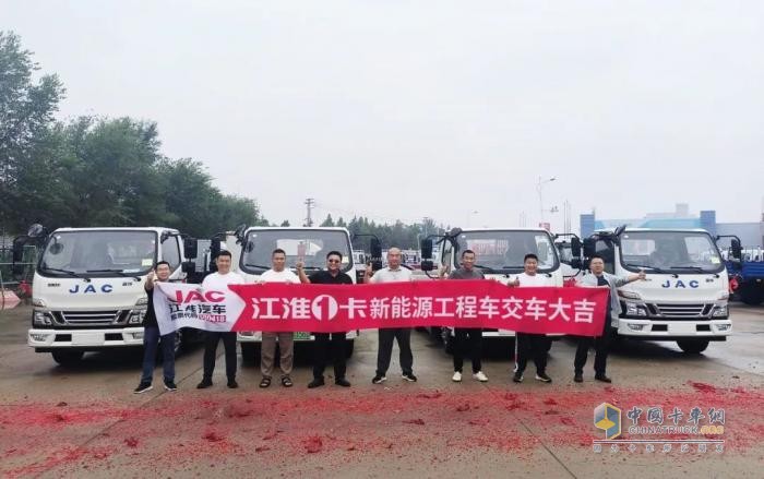 骏铃新能源工程车频频交车，开启绿色城建新未来