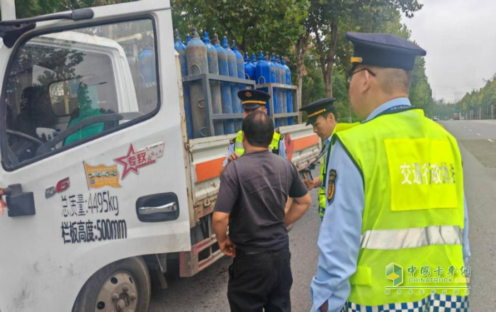 无资质人员擅自从事危货运输,被罚!