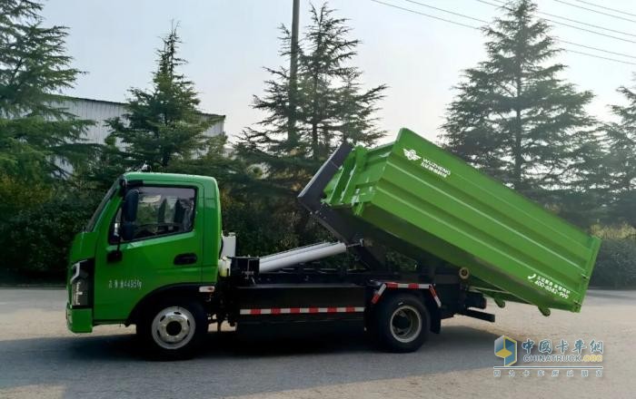 五征纯电动车厢可卸式垃圾车：绿色动力，高效环卫新选择