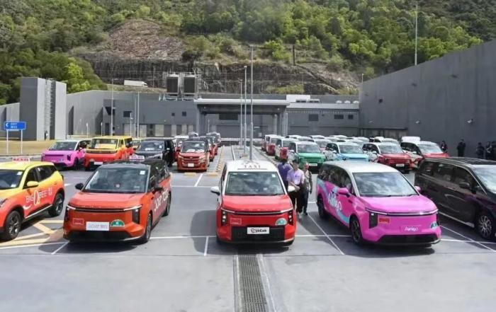 上海出租车“上新”了：大通纯电MPV交付大众出租，一家五口一辆车就够了