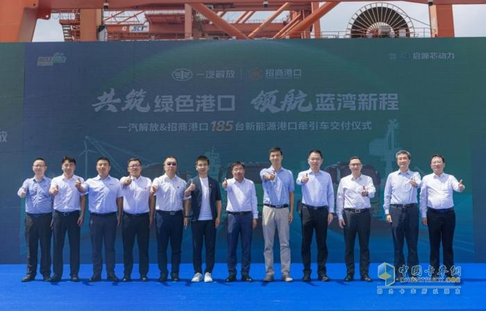 解放J6L纯电动港口牵引车：绿色物流未来之选