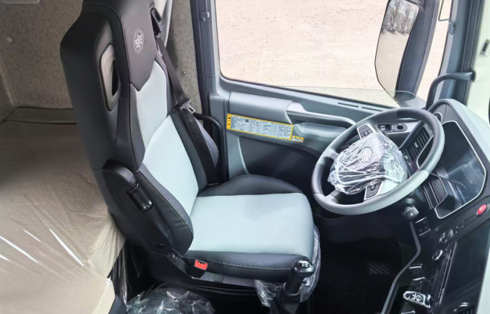 解放J7 6DV1 660马力领航版牵引车：干线王者实力，征途一路从容
