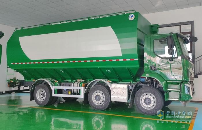 征服山路窄巷！乘龙M3三轴饲料车34m³巨无霸的灵动之躯