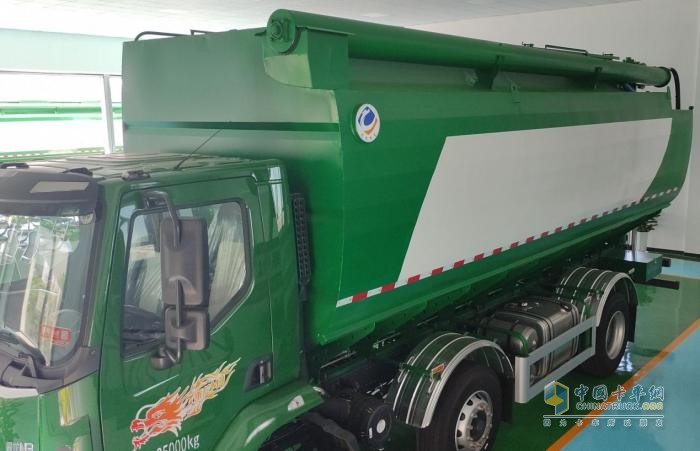 征服山路窄巷！乘龙M3三轴饲料车34m³巨无霸的灵动之躯