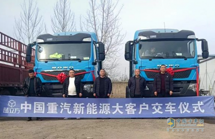 交车正燃！中国重汽豪沃纯电牵引车，助力用户驰骋新境！
