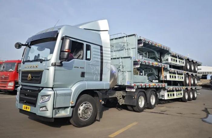 欧阳华俊13米高低板平板半挂车顺利发车！