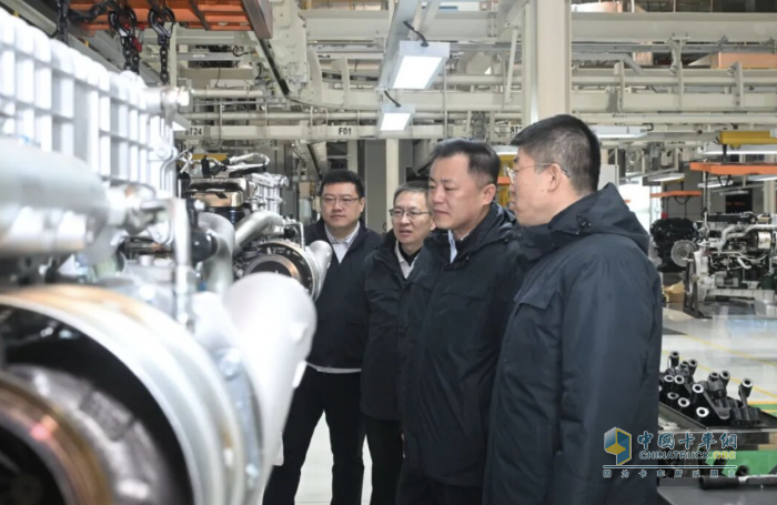 一汽解放党委委员、副总经理王志宇到解放动力总成事业部大柴工厂调研慰问