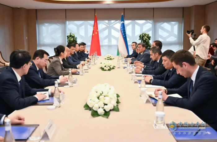 中国重汽乌兹别克斯坦合资工厂第3000辆中国重汽重卡下线