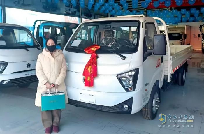 骏马踏春至，飞碟贺新程：新春走访，温暖万家