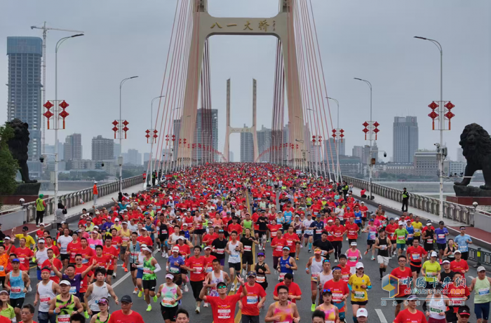 纵马英雄城！江铃·福特智趣烈马2025南昌马拉松燃情开跑