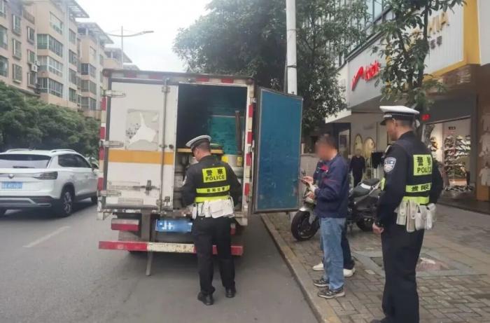 贵阳查处一危化品车遮挡号牌