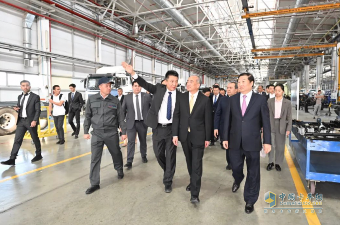 中国重汽乌兹别克斯坦合资工厂第3000辆中国重汽重卡下线