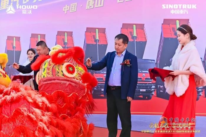 中国重汽&文丰集团30辆豪沃TH7自卸车批量交车仪式圆满成功