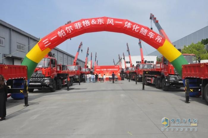 东风商用车：强强联合 更进一步 15辆随车吊交付大客户