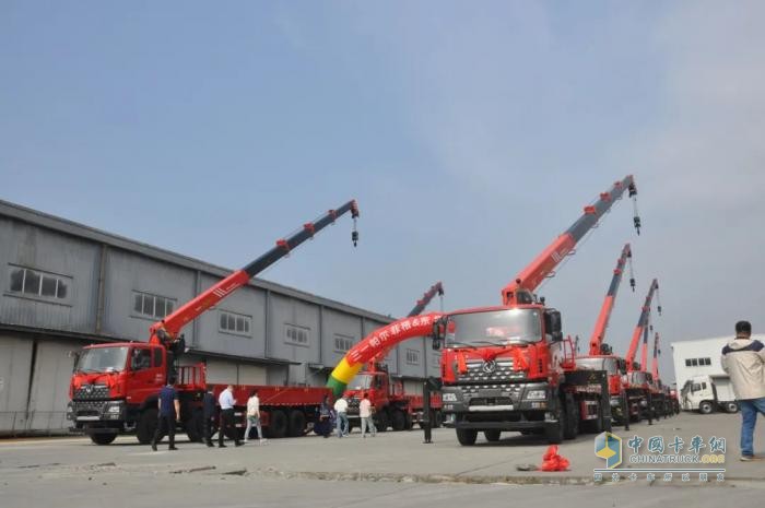 东风商用车：强强联合 更进一步 15辆随车吊交付大客户