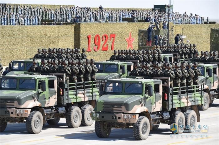 解放军车，在天安门广场成功受阅！