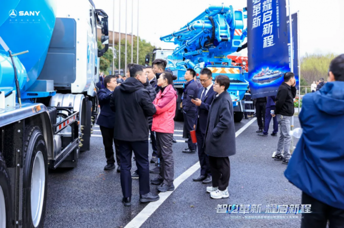 全球首台智混泵车震撼发布 三一开启泵车电动化元年