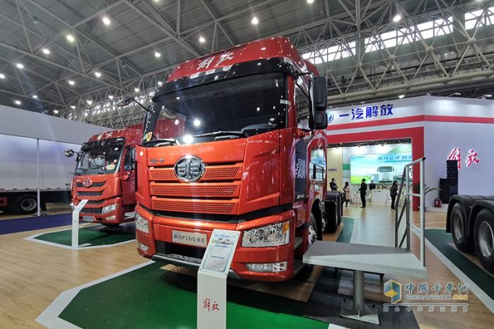 解放J6P经典版LNG牵引车低自重、低气耗，广大卡友的不二选择