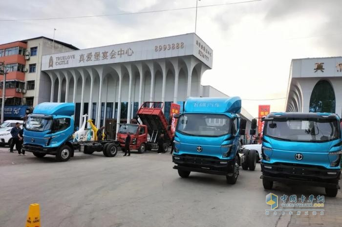 飞碟汽车燃油车4月推介会火爆全国 遍地开花！