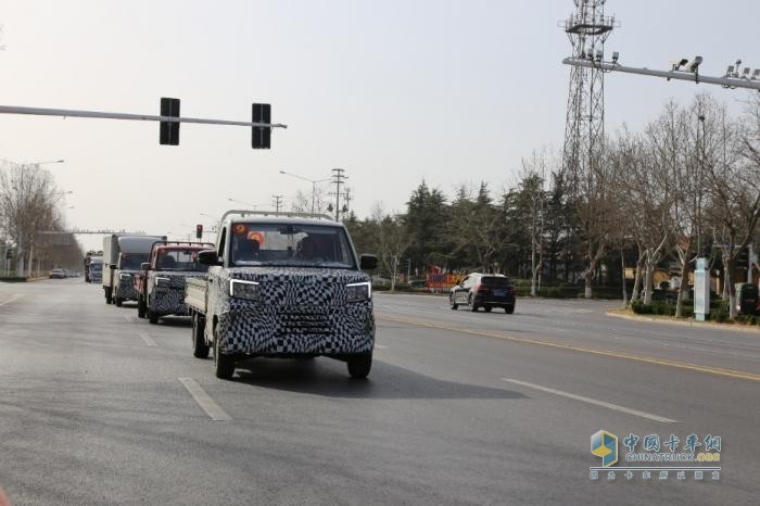 公路偶遇神秘伪装车！福田新款微卡首度曝光，硬核造型引遐想