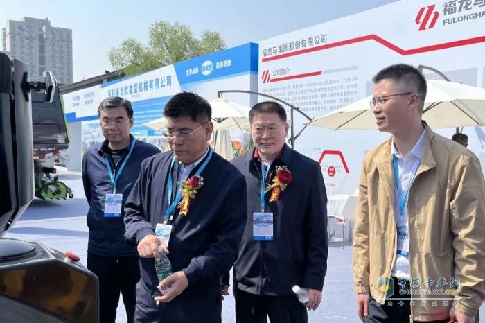 福龙马火爆亮相2025北京环卫展吸睛无数，新车型亮点大揭秘！