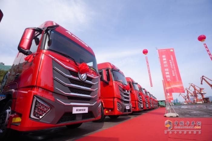 交车100台！欧曼星翼大马力燃气车助推广西资源运输高效升级