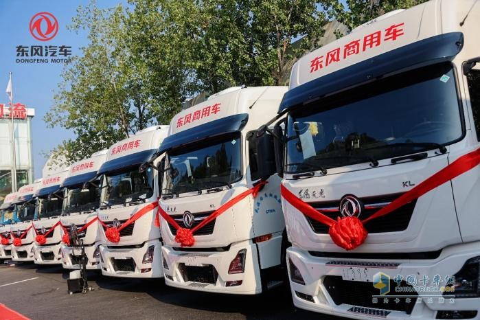 宝钢X东风X华为联手打造钢铁物流电动化示范！东风商用车50辆新能源重卡集中交付