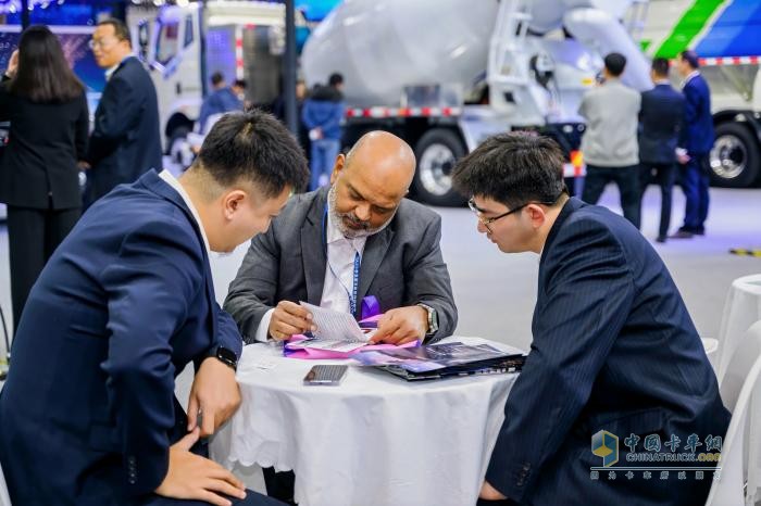 一汽解放携新能源明星车型亮相2025年中国国际商用车展览会