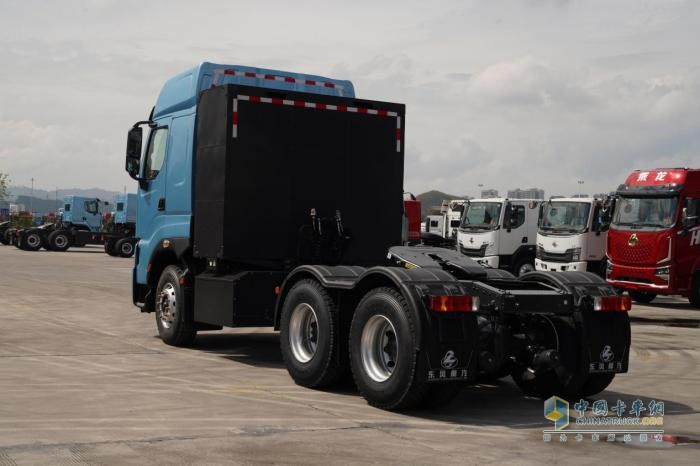 600度超大电量！这台乘龙纯电牵引车让卡友告别续航焦虑