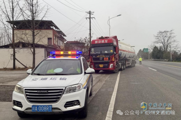 四川查获多起停车场危化品车辆停放乱象