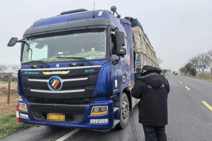 江苏查获一涉嫌违规运输危险货物车辆
