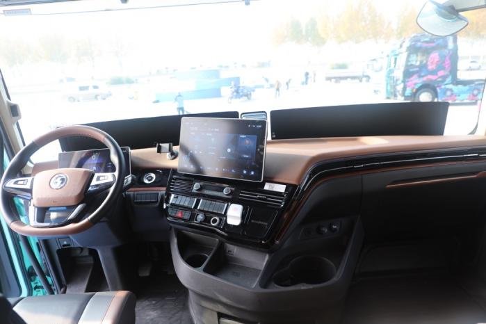 陕汽闪耀深圳商用车展 ！X6000超凡旗舰与顶级超跑同台共鉴高端制造新高度！