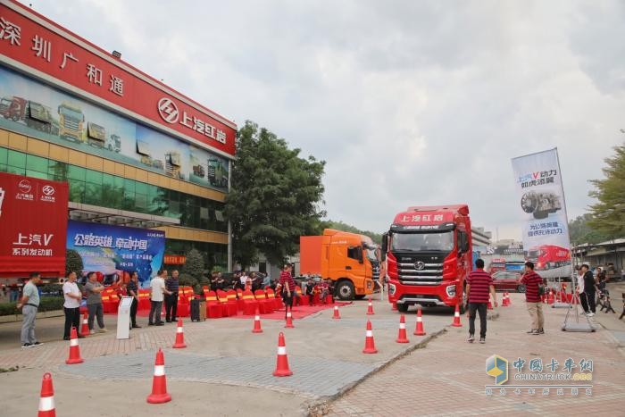 上汽红岩高速标载牵引车媒体长测车队顺利抵达深圳