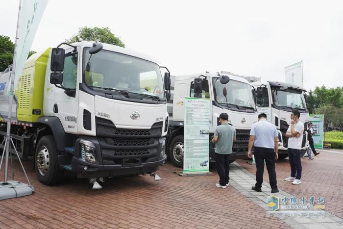 赋能城市“绿动力”乘龙环卫车亮相广西环卫行业年会