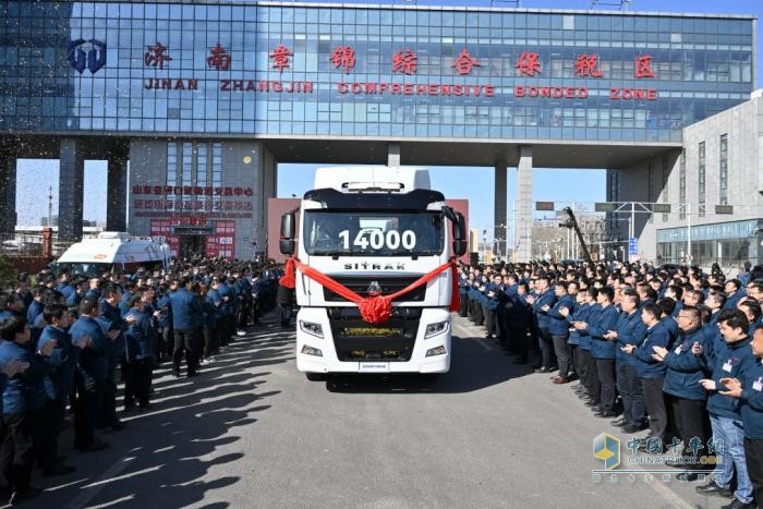 再创全国新纪录 中国重汽2月重卡出口突破14000辆！