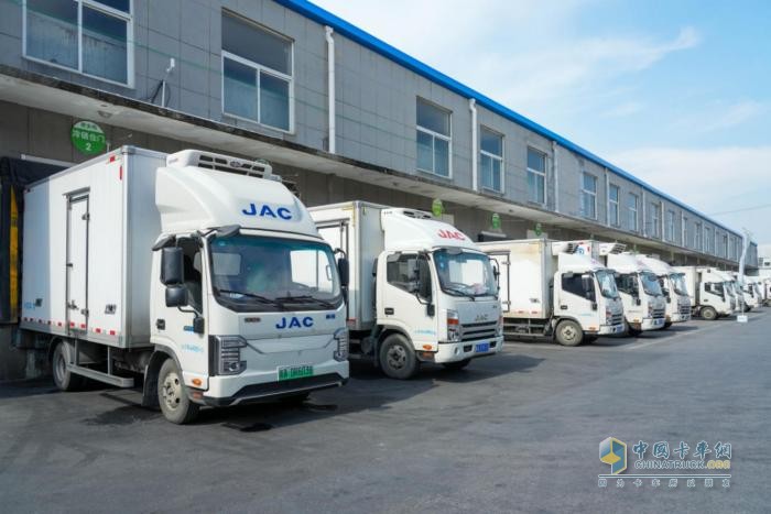 江淮1卡“物产中国 百万同行”活动首站正式发车，携手老乡鸡助力乡村振兴