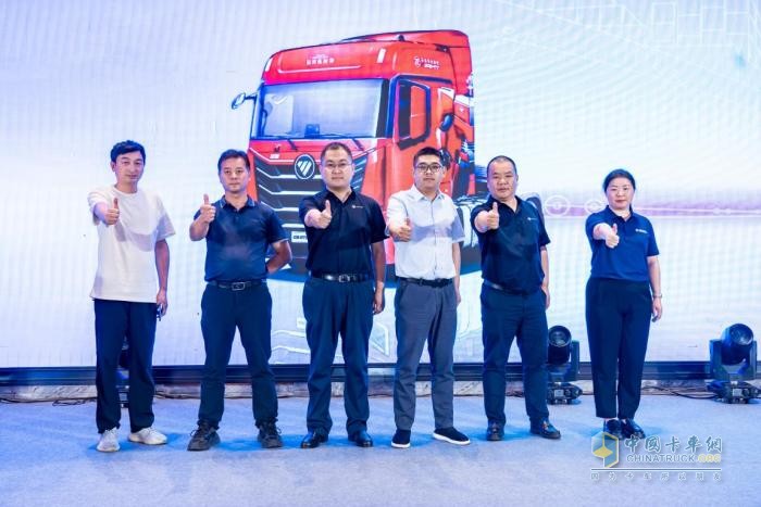 双城上市，签单356台!欧曼星翼港口牵引车多重优势强化港口运输效益