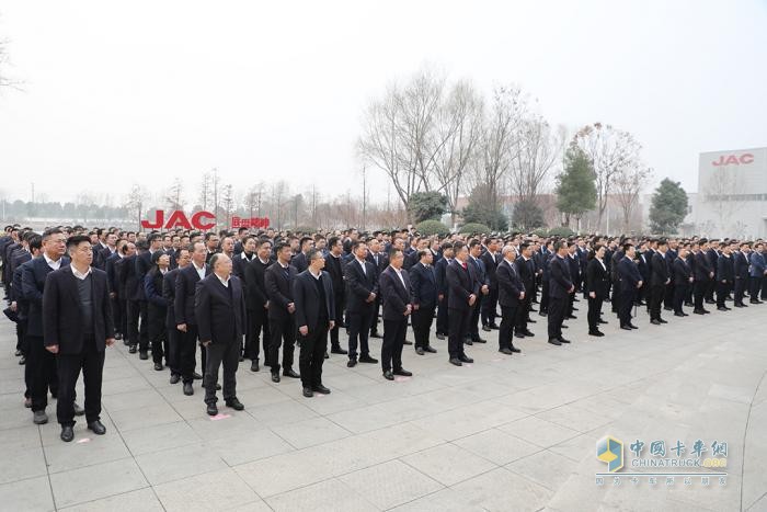 江淮商用车营销事业部举行2025年大区出征誓师大会，吹响新年“冲锋号”，全力赢战2025