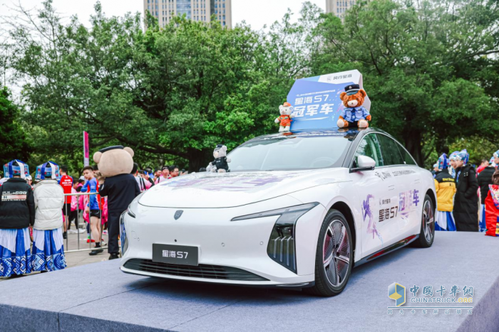 乘龙向上 共赴星海，乘龙跑团2025柳州马拉松激情开跑